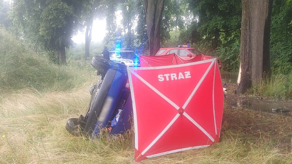 Tragiczny wypadek w Jonkowie. Młoda kobieta wjechała w drzewo