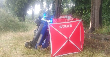 Tragiczny wypadek w Jonkowie. Młoda kobieta wjechała w drzewo