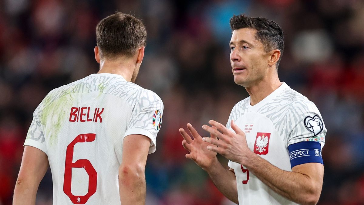 PAP/EPA / MARTIN DIVISEK / Na zdjęciu: Krystian Bielik (z lewej) i Robert Lewandowski