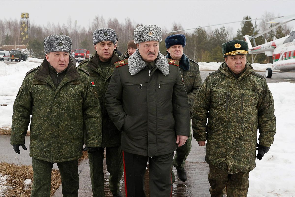 Białoruski przywódca powiedział, że wojska rosyjskie "pozostaną na Białorusi tak długo, jak będzie to konieczne" 