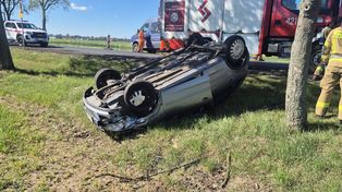 Groźny wypadek pod Głogowem. Auto dachowało