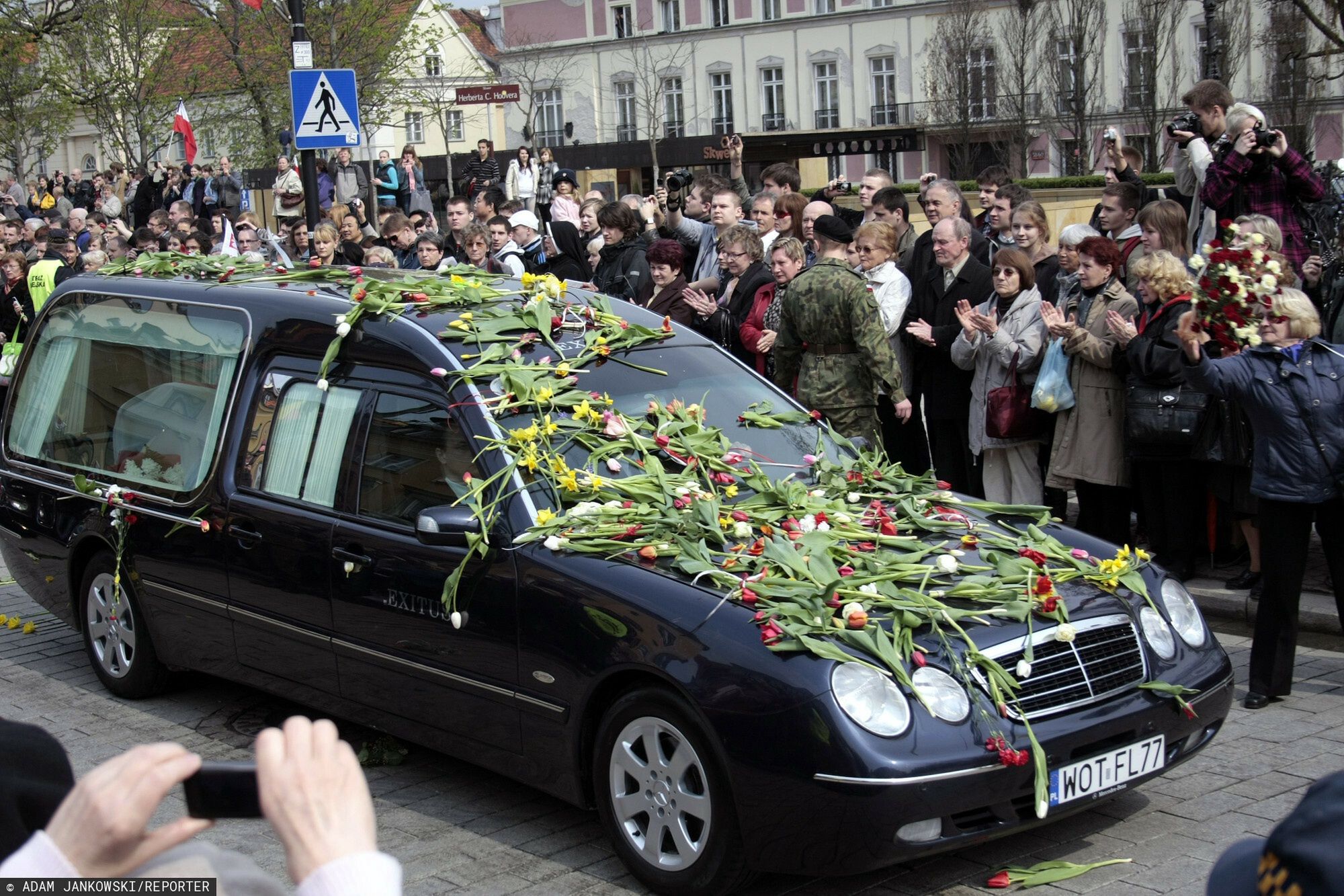 Reporter baza 2020-06-a13.04.2010 Warszawa  Warszawa w zalobie po smierci w katastrofie lotniczej pod Smolenskiem Prezydenta RP Lecha Kaczynskiego i Marii Kaczynskiej oraz najwazniejszych osob w panstwie  n/z Przejazd konduktu z trumna  Marii Kaczynskiej (  fot. Adam Jankowski/REPORTERAdam Jankowski/REPORTER