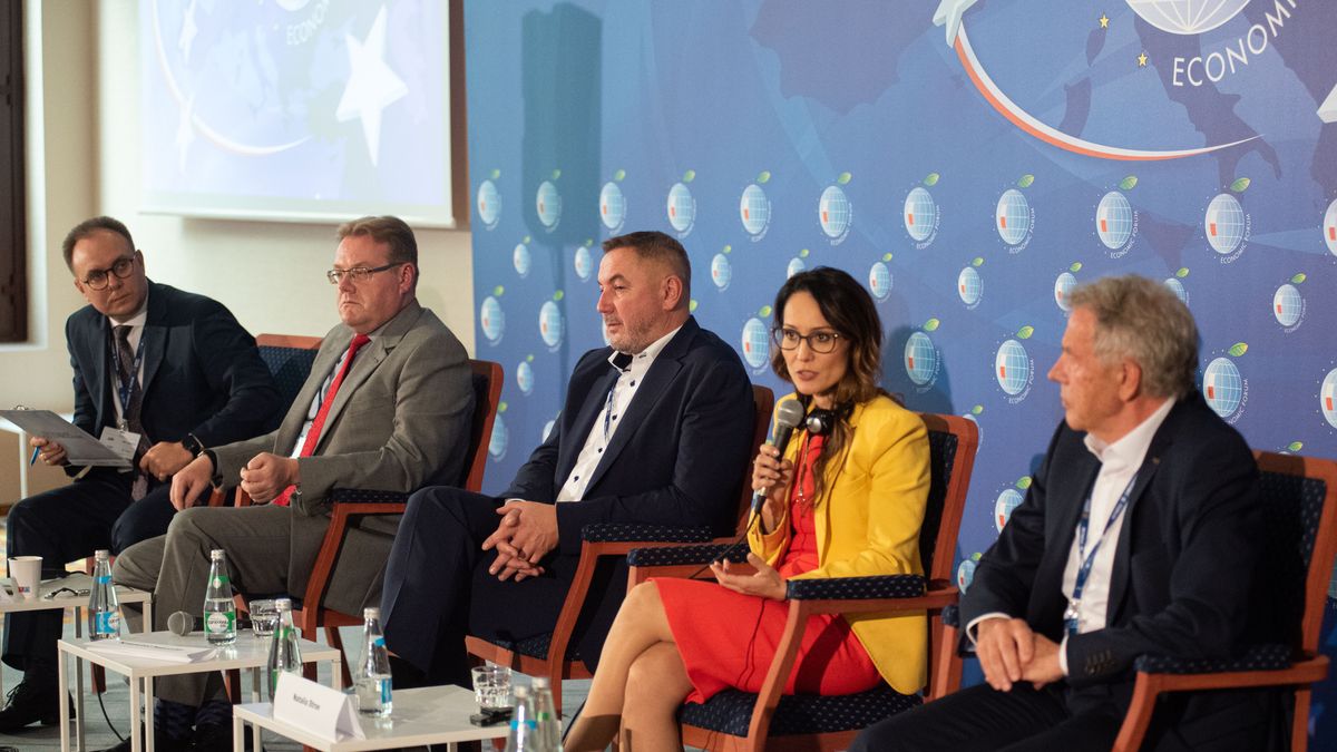Czy mamy szansę na wzrost gospodarczy w okresie zwiększonej inflacji? - panel dyskusyjny podczas Forum Ekonomicznego w Karpaczu. 