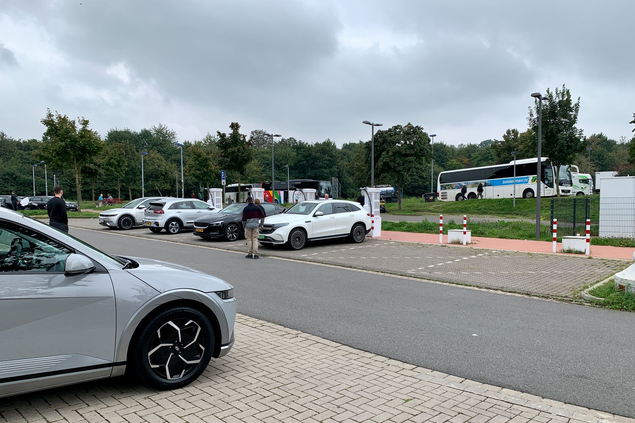 Koledzy z mercedesa dojechali na stację kilka minut wcześniej i zajęli ostatnią ładowarkę