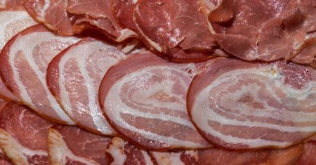 Polacy zajadają się ze smakiem, a powinni unikać. To najbardziej niezdrowe mięso