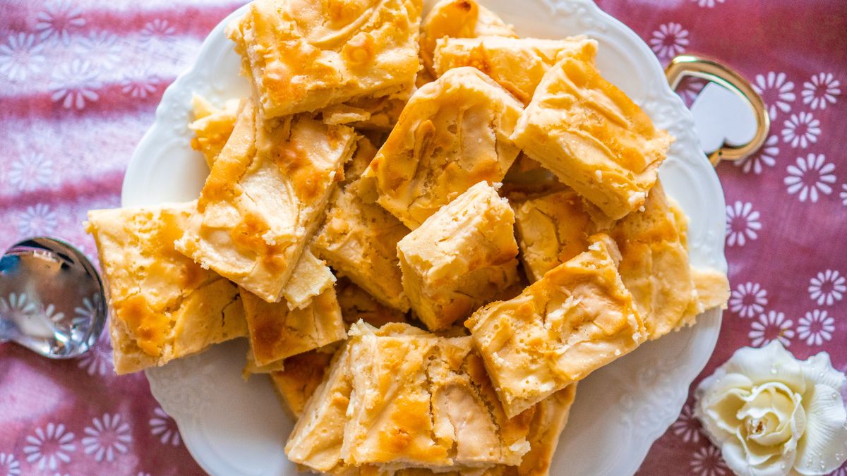 food, dessert, sweet, plate, pastry, cake, breakfast, snack, baked, fried, delicious, meal, apple, pie, white, cuisine, cheese, sugar, fresh, tasty, fruit, gourmet, closeup, bread, homemade, applecake, birthdaycake, birthday