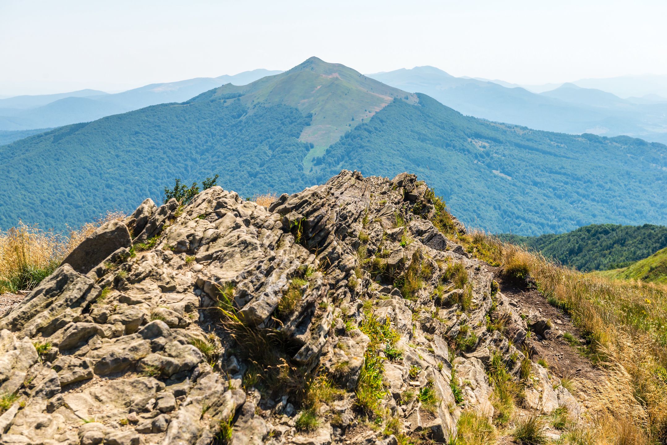 Bieszczady na niektórych odcinkach szlaków potrafią pokazać swoje skaliste oblicze