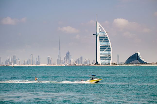Wyjeżdżając z Medinat Jumeirah koniecznie trzeba wjechać na wyspę w kształcie palmy, a następnie jadąc po obwodzie zatrzymać się na końcu "liścia". Stamtąd zobaczymy panoramę całego Dubaju - Burj al Arab, Burj Khalifę i inne budynki centrum Dubaju.
