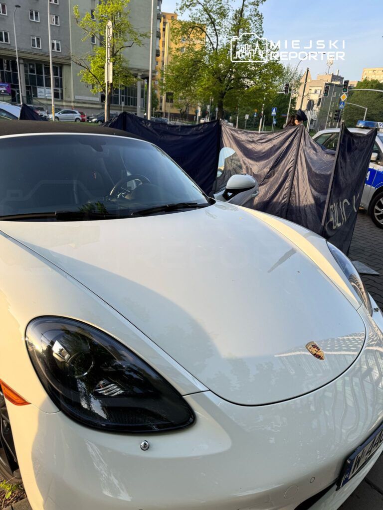 Zajrzał do Porsche. W środku zwłoki mężczyzny. Fot. Miejski Reporter