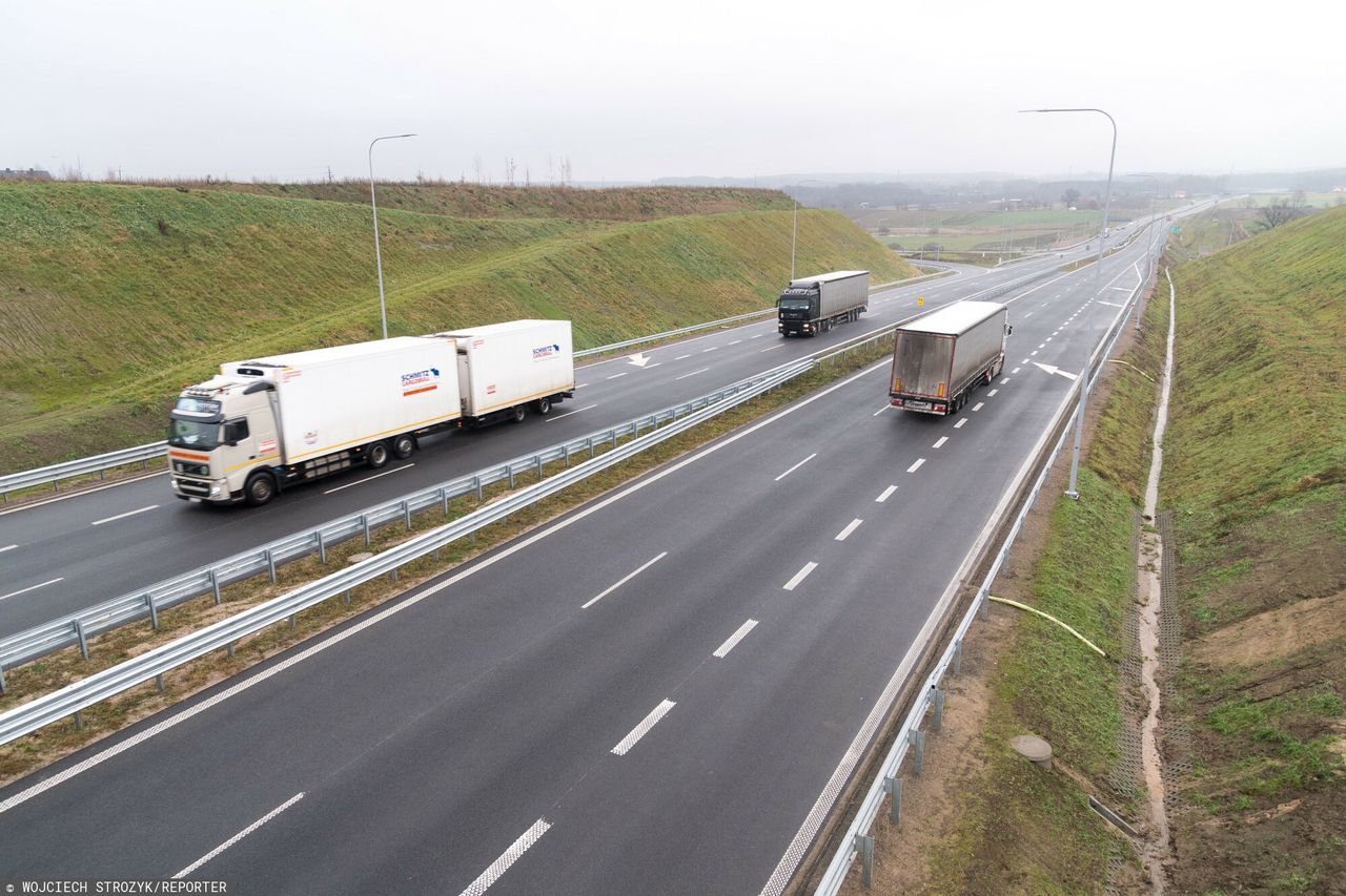 Kierowca ciężarówki usnął w samochodzie na środku drogi. Był odurzony narkotykami