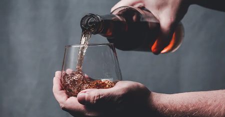 Nawet 100 tys. Polaków codziennie pracuje pod wpływem alkoholu. Przerażający raport