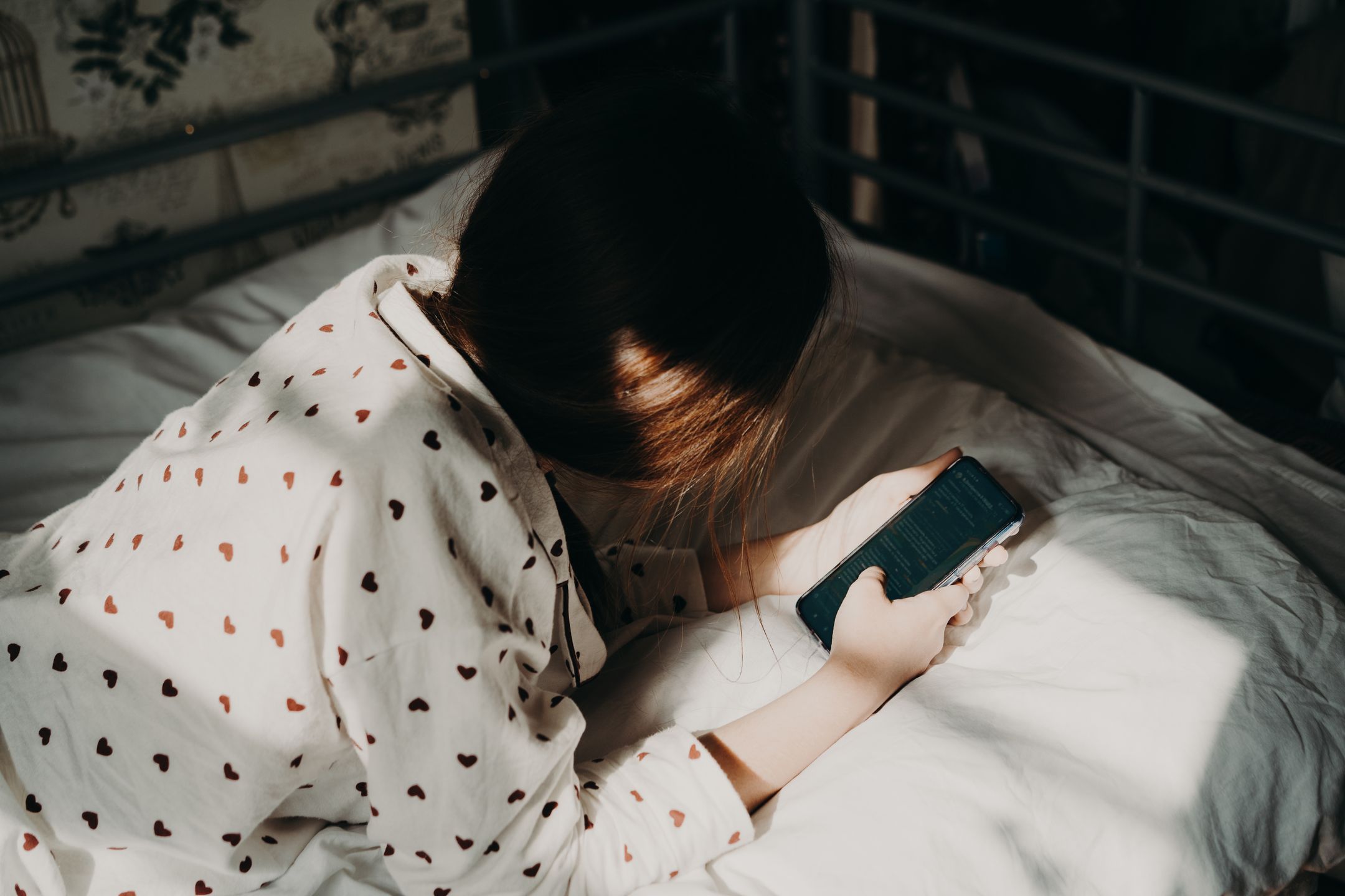 Portrait of a person with mobile phone in hand
Portrait of a teenage girl with mobile phone lying on the bed. Concept of depression, loneliness, problems of adolescence
Fiordaliso