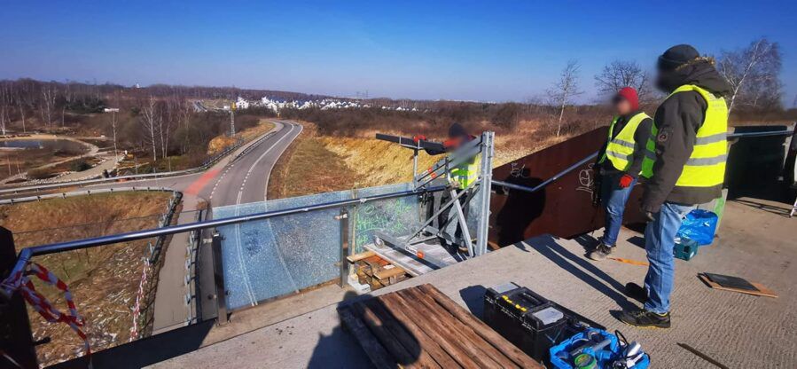 Zniszczona kładka to kolejny akt wandalizmu w mieście