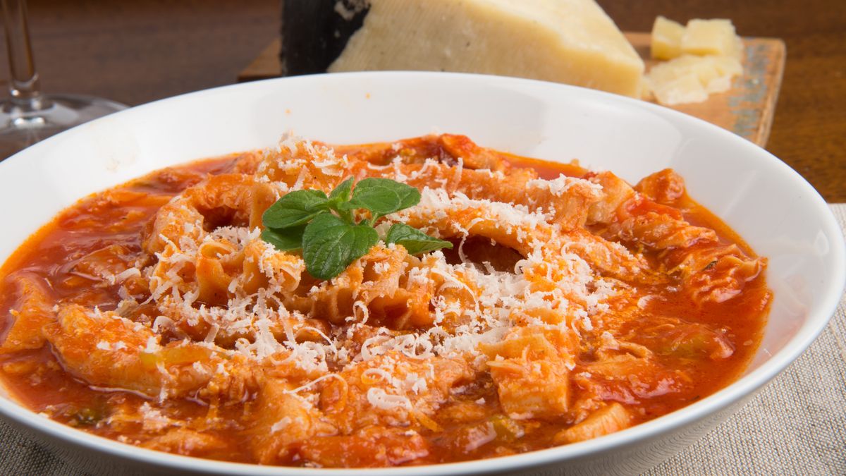 Flaki po włosku oczarują bogatym smakiem i aromatem sera