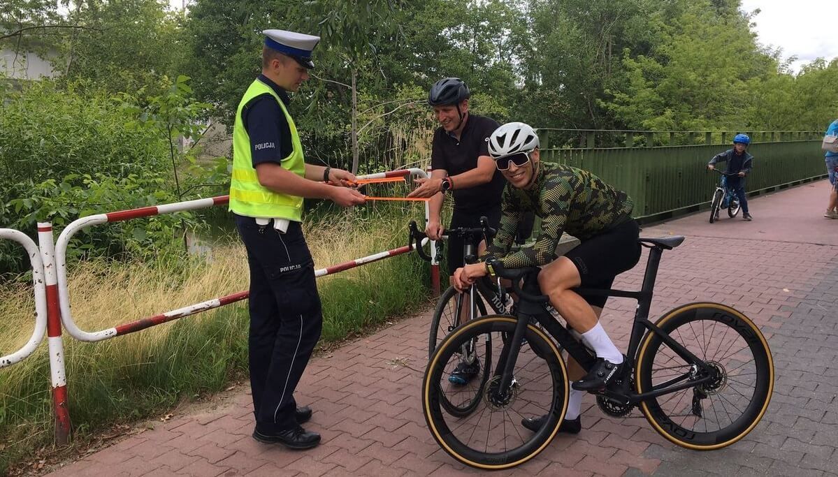 Kontrole rowerów i odblaski dla rowerzystów na ścieżce rowerowej wzdłuż Bystrzycy