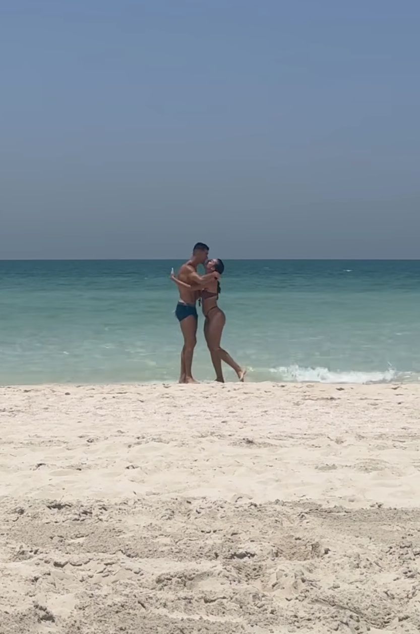 Georgina Rodriguez i Cristiano Ronaldo całują się na plaży 