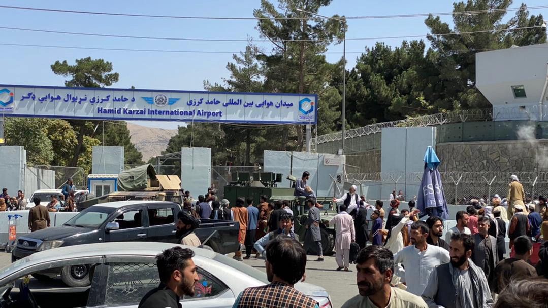 Świadkowie podają, że na lotnisku w Kabulu zginęli ludzie 