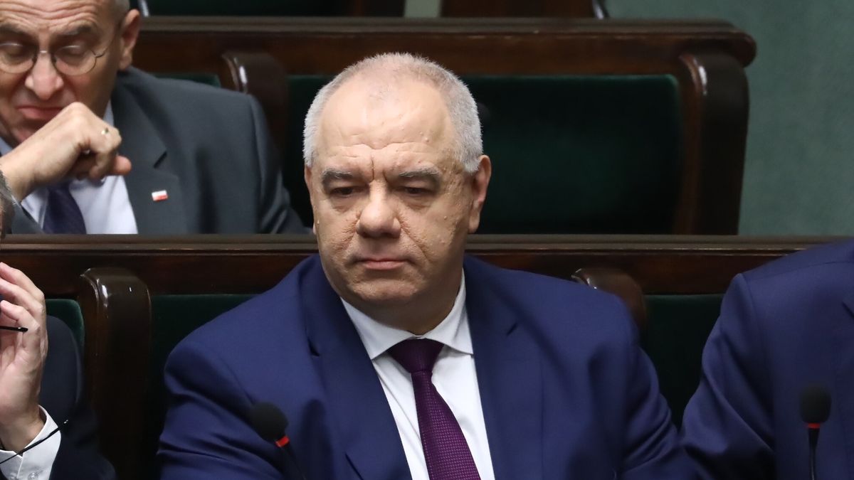 Warszawa, 26.10.2022. Wicepremier, minister aktywów państwowych Jacek Sasin (C) i minister spraw zagranicznych RP Zbigniew Rau (L) na sali obrad Sejmu w Warszawie, 26 bm. Sejm rozpoczął dwudniowe posiedzenie; posłowie mają m.in. przeprowadzić drugie czytanie rządowego projektu nowelizacji ustawy o emeryturach i rentach z Funduszu Ubezpieczeń Społecznych oraz niektórych innych ustaw. (aldg) PAP/Tomasz Gzell