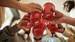 Polacy piją rzadziej, ale więcej. "Ważne jest, jak pijesz"