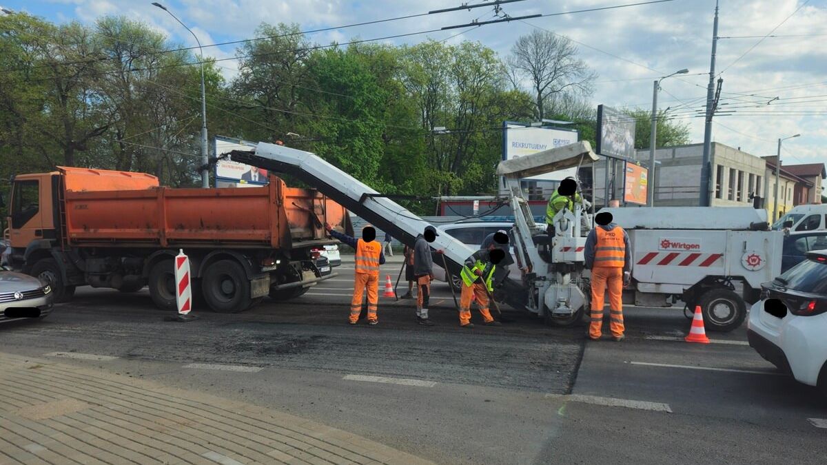 Drogowcy zrywający asfalt na ul. Fabrycznej w Lublinie