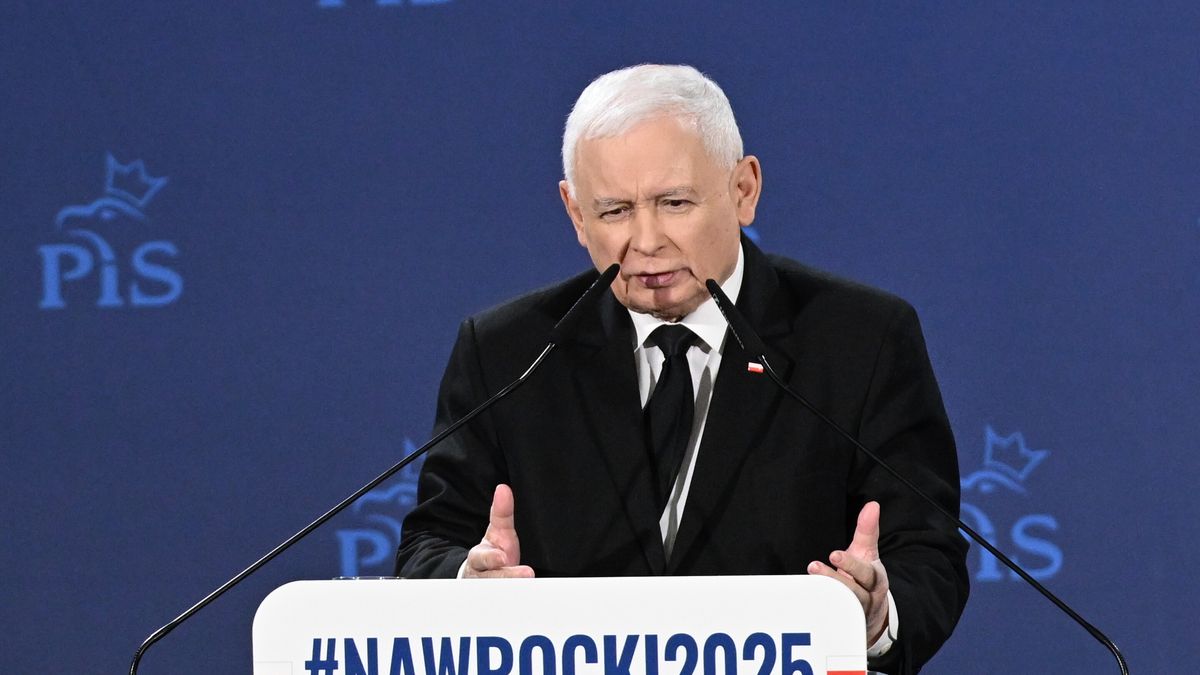 Tomaszów Lubelski, 30.03.2025. Wybory Prezydenta RP 2025 - kampania. Prezes PiS Jarosław Kaczyński przemawia podczas spotkania z mieszkańcami w Tomaszowskim Domu Kultury w Tomaszowie Lubelskim, 30 bm. (jm) PAP/Wojtek Jargiło