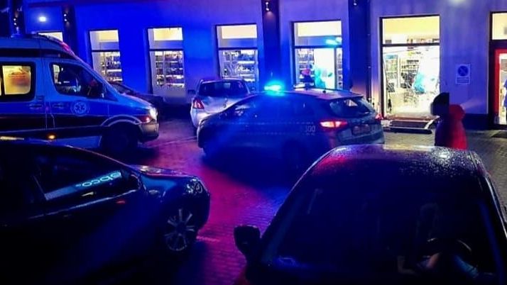 O włos od tragedii. Samochód przyparł do muru pięciolatkę