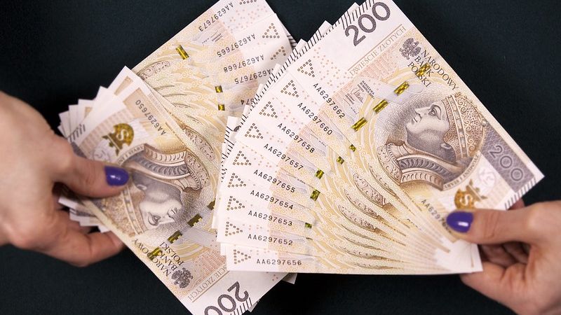 pieniądze 200 złotych banknoty