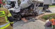 Bus zmiażdżony. Tragiczne zderzenie z ciężarówką. Nie żyją dwie osoby