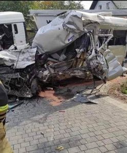 Bus zmiażdżony. Tragiczne zderzenie z ciężarówką. Nie żyją dwie osoby