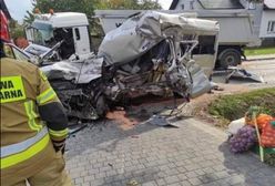 Bus zmiażdżony. Tragiczne zderzenie z ciężarówką. Nie żyją dwie osoby