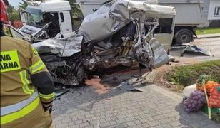 Bus zmiażdżony. Tragiczne zderzenie z ciężarówką. Nie żyją dwie osoby