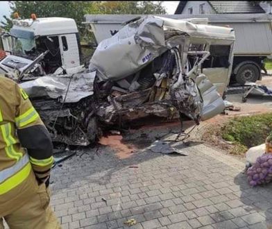 Bus zmiażdżony. Tragiczne zderzenie z ciężarówką. Nie żyją dwie osoby