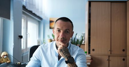 Sprzed tablicy do parlamentu. Najpopularniejszy nauczyciel w Polsce ma plan