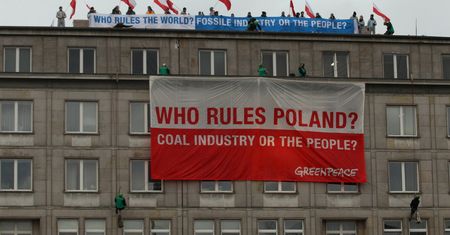Akcja Greenpeace'u w Warszawie. Działacze usunięci z dachu Ministerstwa Gospodarki