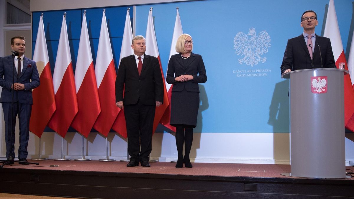 Premier Mateusz Morawiecki prezentuje skład swojej kancelarii.