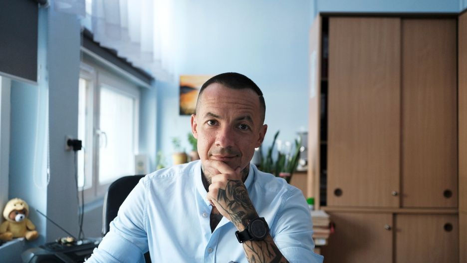 Sprzed tablicy do parlamentu. Marcin Józefaciuk: Przestańmy w końcu wtrącać politykę do szkoły