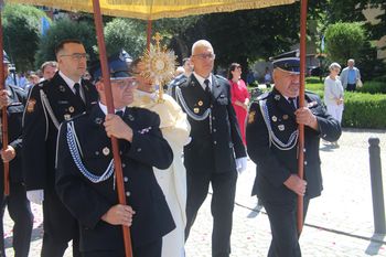 Boże Ciało 2025. Uroczysta msza św. na Rynku i procesja ulicami Krotoszyna
