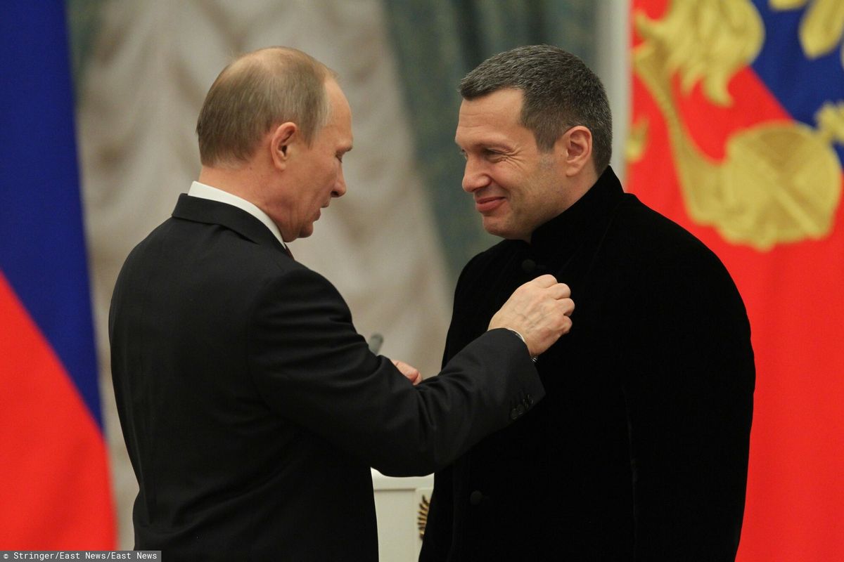 Prezenter rosyjskiej publicznej telewizji Rossija 1 Władimir Sołowjow odbiera odznaczenie z rąk prezydenta Rosji Władimira Putina