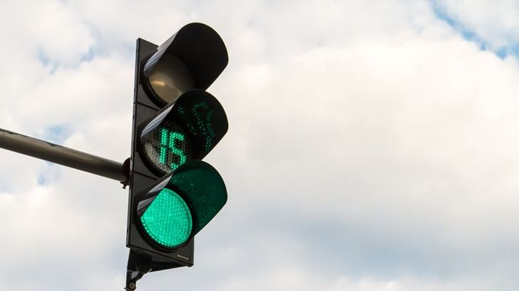 Zdjęcie sygnalizacji świetlnej z timerem z Shutterstock.com