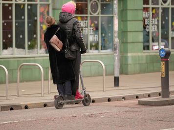 Jechali jedną hulajnogą. Potrącili kobietę. Jest w szpitalu