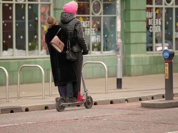 Jechali jedną hulajnogą. Potrącili kobietę. Jest w szpitalu