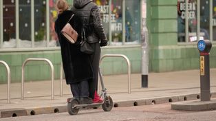 Jechali jedną hulajnogą. Potrącili kobietę. Jest w szpitalu