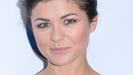 Niewygodny drobiazg skryła pod marynarką