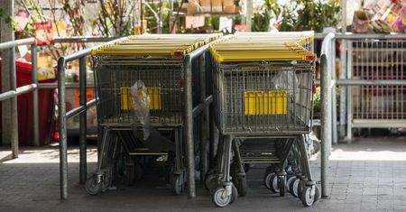 Ciągle trafiasz na wózki z zepsutym kółkiem? To sprytny trik marketów