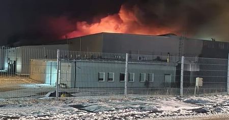 Pożar w Białej Rawskiej. Płonie hala do przechowywania owoców