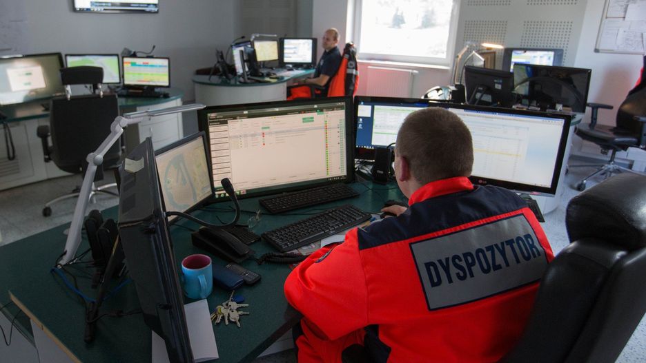 W nocy doszło do poważnej awarii systemu SWD PRM obsługującego numer 999 - zgłoszenia nie trafiały do dyspozytorni, radiostacje nie działały, a czas oczekiwania na pomoc znacznie się wydłużył. We Wrocławiu urzędy potwierdziły, że numer działa, ale w innym trybie i problemy nadal występują.
