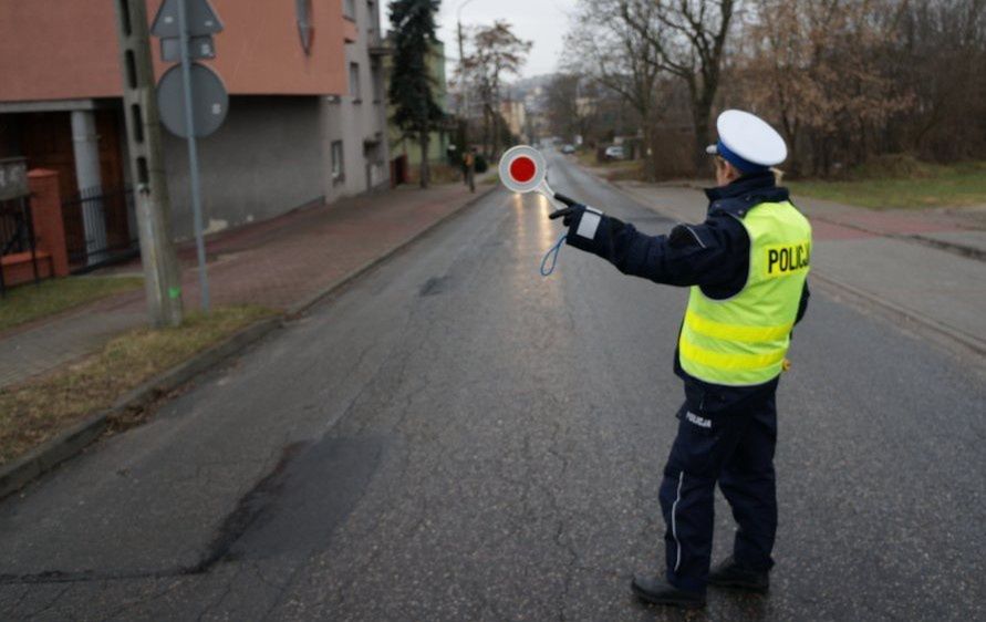 Śląskie. Policjanci z Żywca zatrzymali w miejscowości Cisiec pijanego 40-letniego kierowcę seata.