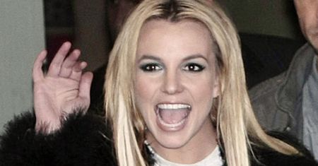 "Zdzira, lolitka, wariatka". Jak show-biznes i tabloidy zniszczyły życie Britney Spears