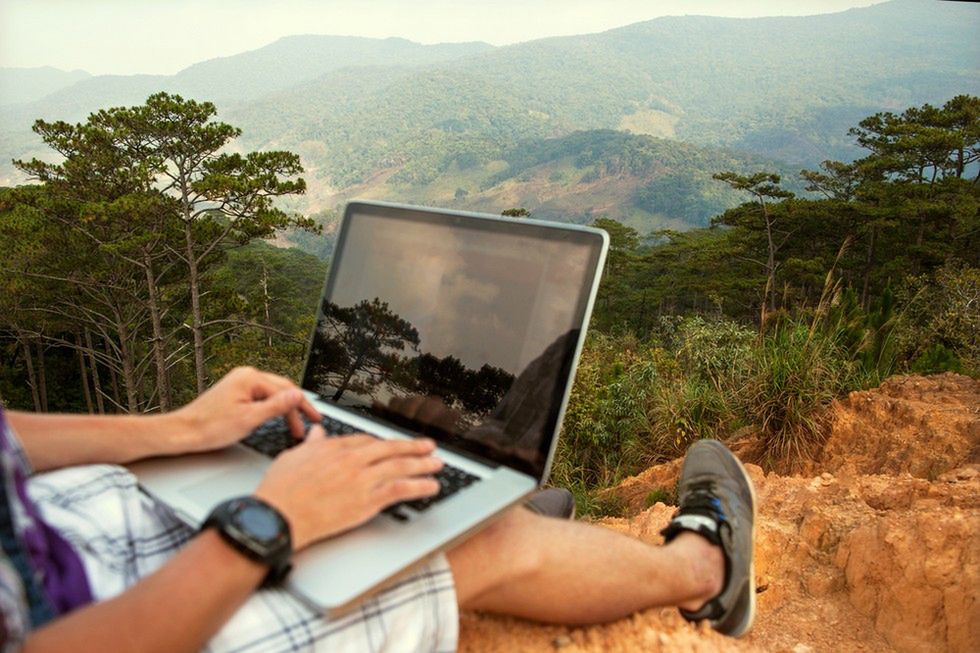 Zdjęcie laptopa w plenerze pochodzi z serwisu Shutterstock