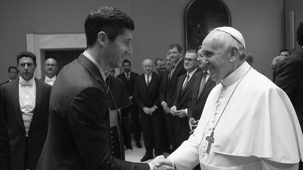 Getty Images /  Alexander Hassenstein/Bongarts / Na zdjęciu: Robert Lewandowski i papież Franciszek